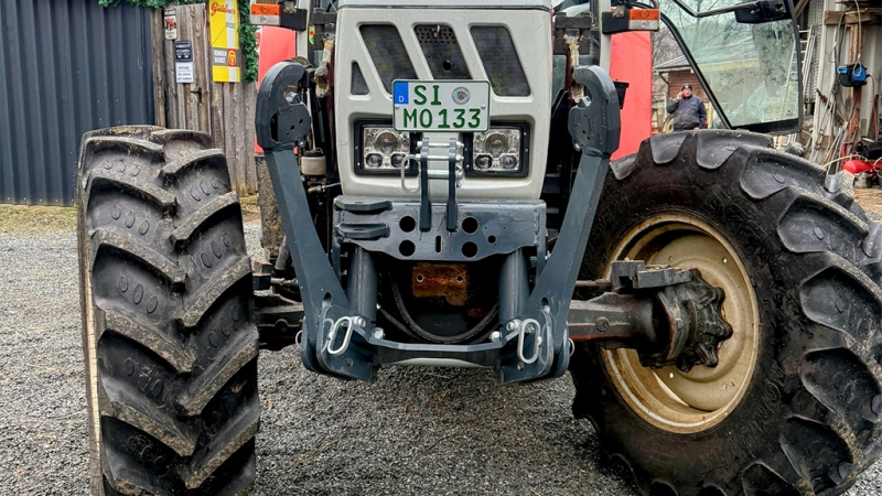 PRIEKŠĒJĀ UZKARE TRAKTORAM CAT. 2 1500 KG