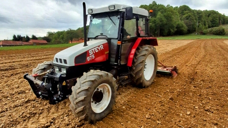 PRIEKŠĒJĀ UZKARE TRAKTORAM CAT. 2 1500 KG