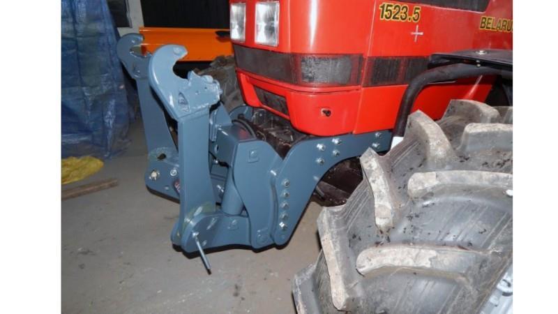 UNIVERZÁLNY KIT PRE HYDRAULICKÝ ČELNÝ NAKLADAČ 3. KATEGÓRIA PRE TRAKTOR 2250kg